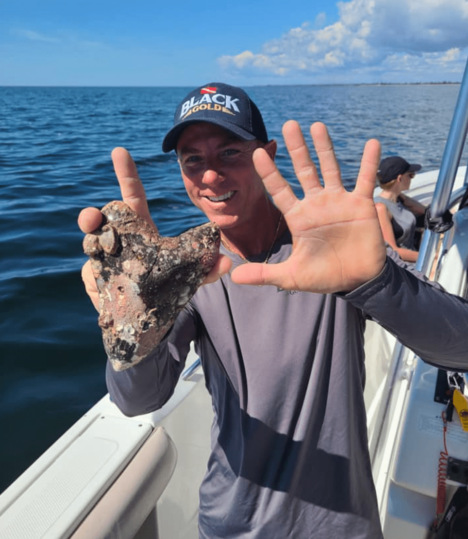 10月15日，船长和经验丰富的水生化石猎人发现了这颗史前鲨鱼牙齿